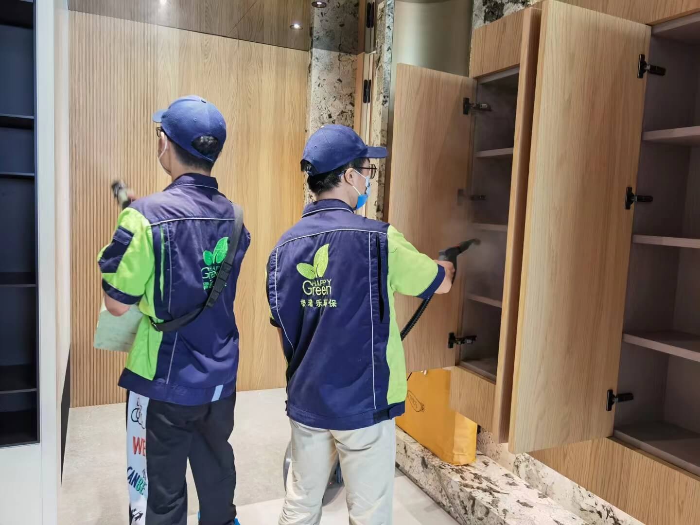 阳台晾衣架横杆安装，工人对横杆进行格瑞乐除甲醛防锈处理。