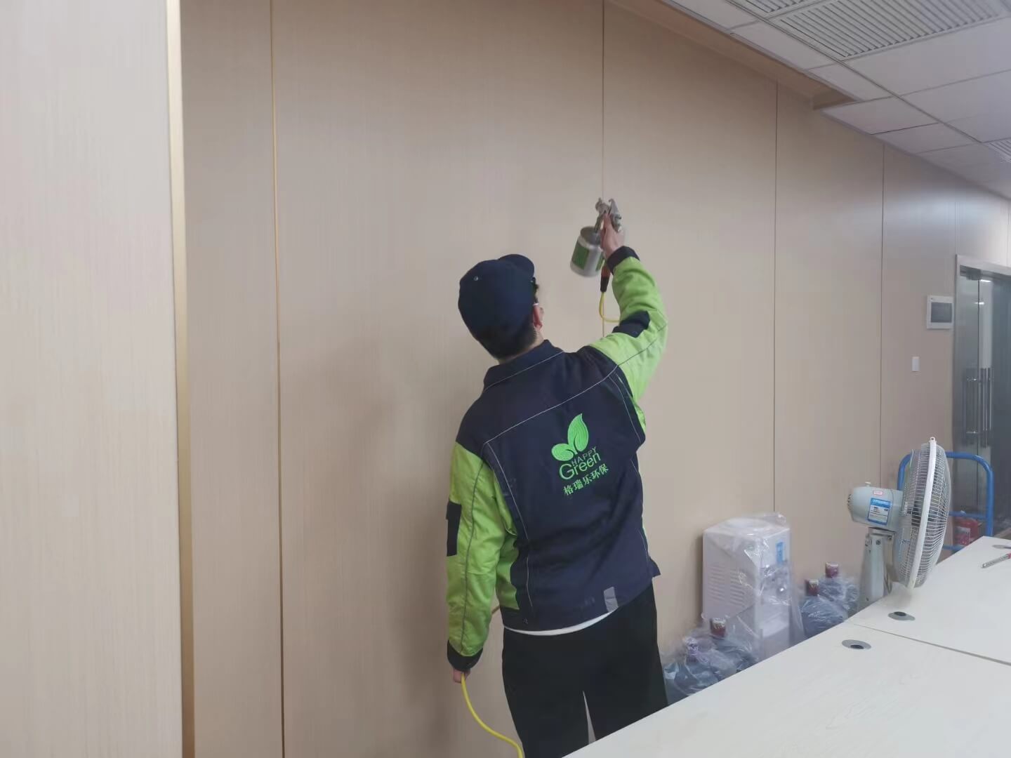 餐厅餐桌转盘的边缘，工作人员安装格瑞乐除甲醛的缓冲垫，防止碰撞且除醛。