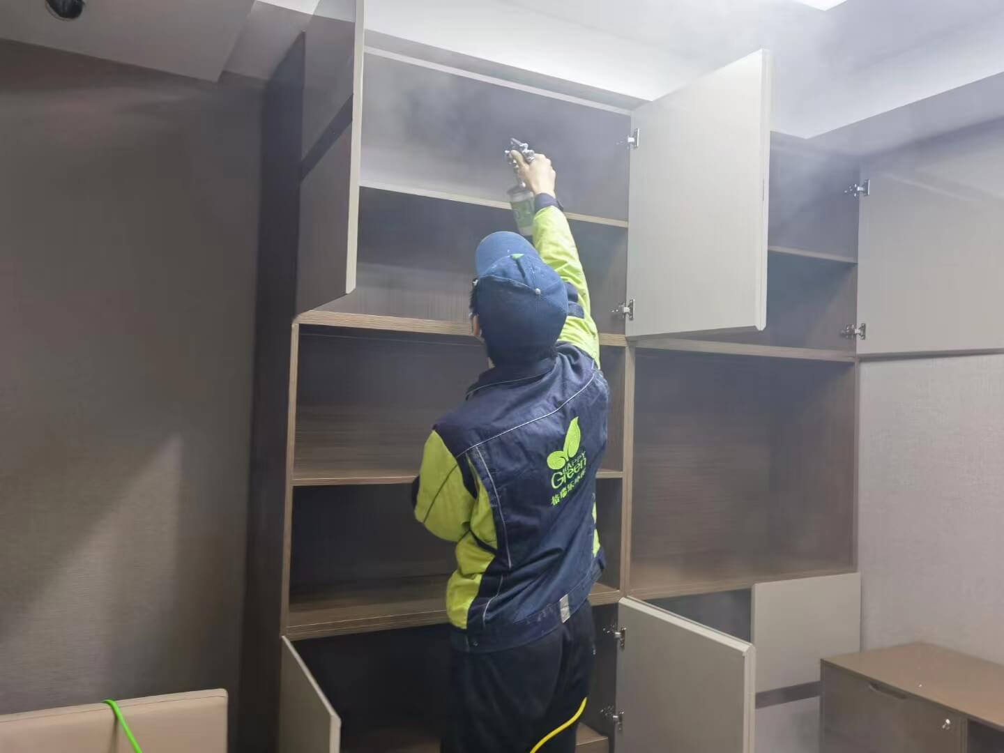 新房地下室的储物箱之间，工作人员放置格瑞乐除甲醛的空气净化柱，强力净化空气。