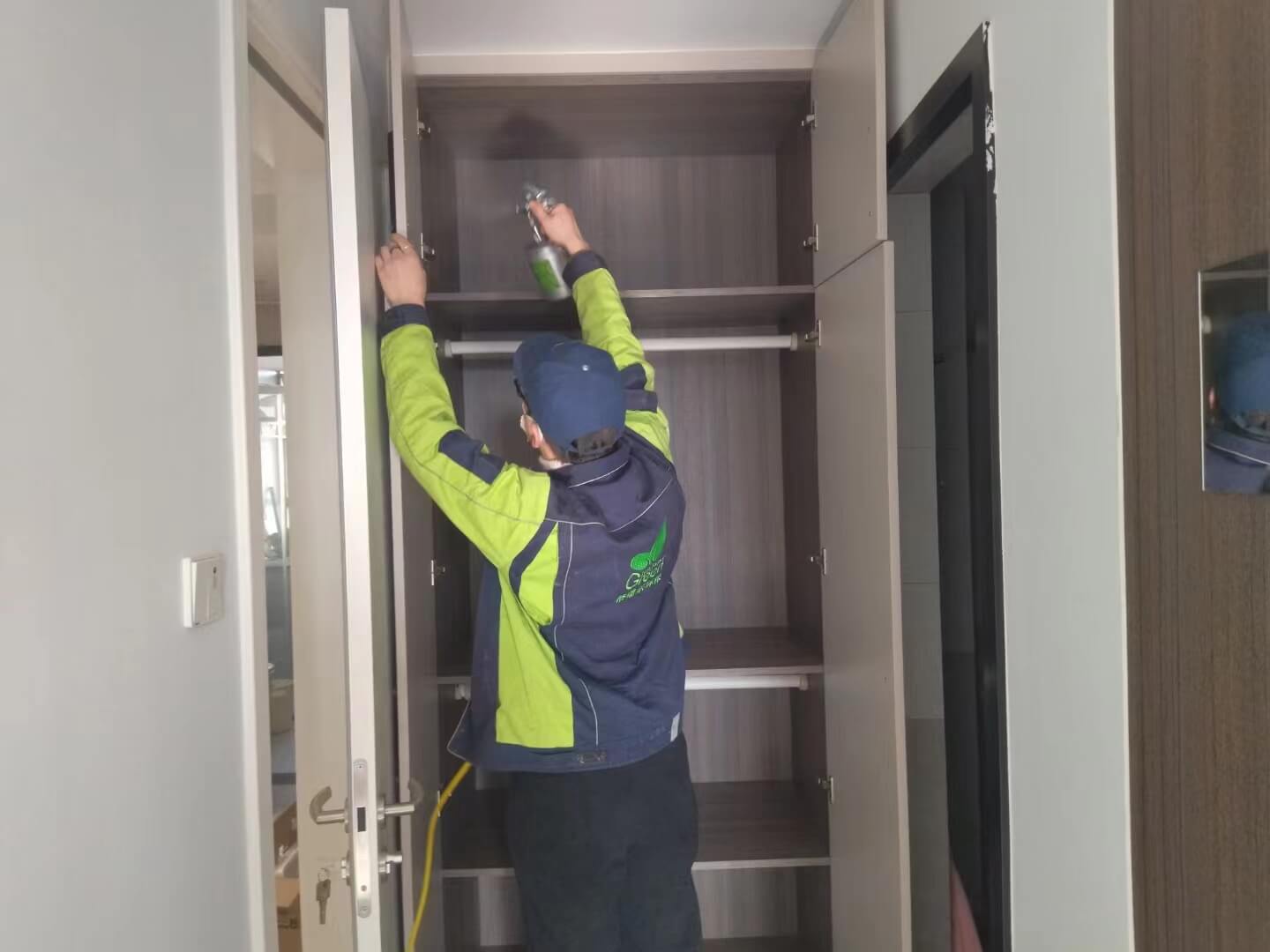 卧室窗帘的挂钩上,工作人员安装格瑞乐除甲醛的旋转挂钩,方便使用且除醛。