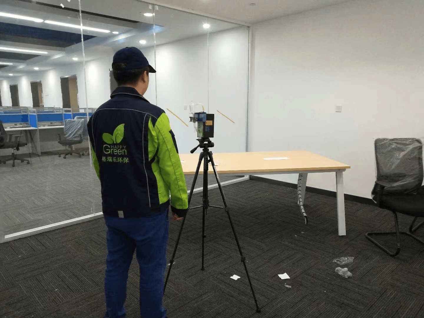 儿童房验收时，检测人员告知业主儿童房家具的甲醛含量已符合国家标准，  并且远低于安全限值，业主放心地点头，对儿童房的治理效果尤为关注和满意。
