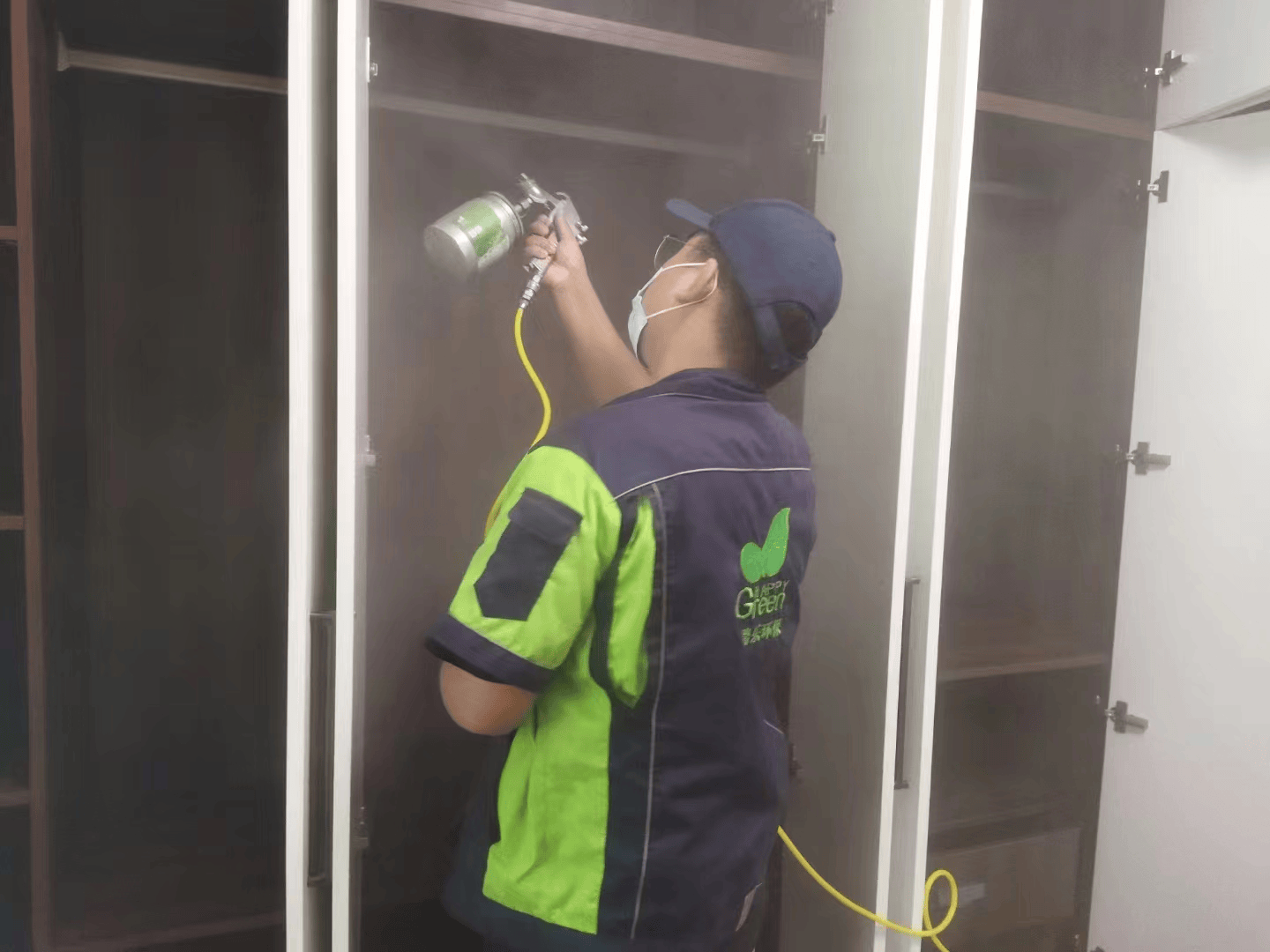 阁楼里，施工人员在狭窄的空间里，小心地对家具进行防护，使用柔软的防护垫避免家具在施工过程中受到磕碰和损伤，每一个防护动作都充满小心与谨慎 。