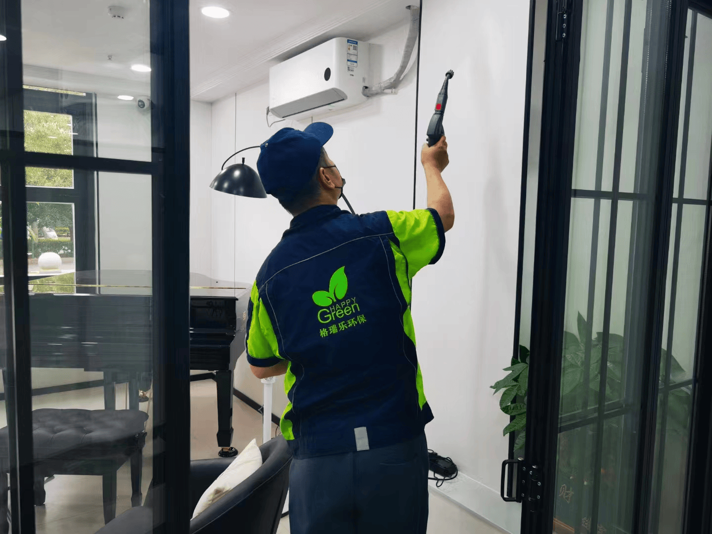 装有格瑞乐除醛活性炭的无纺布袋，被施工人员放置在衣柜、抽屉、橱柜等家具的各个角落，活性炭的多孔结构能有效吸附甲醛等有害气体，净化局部空气，无纺布袋上印有格瑞乐的标志，整齐地摆放在家具内 。