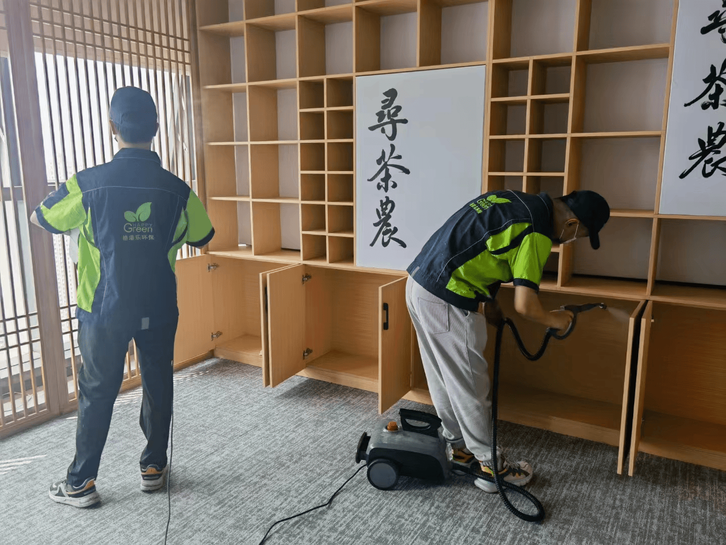 卧室里，工作人员用干净的抹布仔细擦拭衣柜表面，清除施工过程中残留的药剂和灰尘，使衣柜表面恢复整洁，同时检查衣柜的开合是否正常，衣柜门被轻轻打开和关闭，进行着检查 。