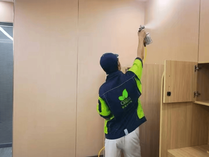 客厅里,施工人员用厚实塑料薄膜将沙发、茶几等家具包裹严实,并用胶带仔细密封边缘,防止施工时除醛药剂喷洒、滴落到家具上,避免污染家具,包裹动作严谨细致。