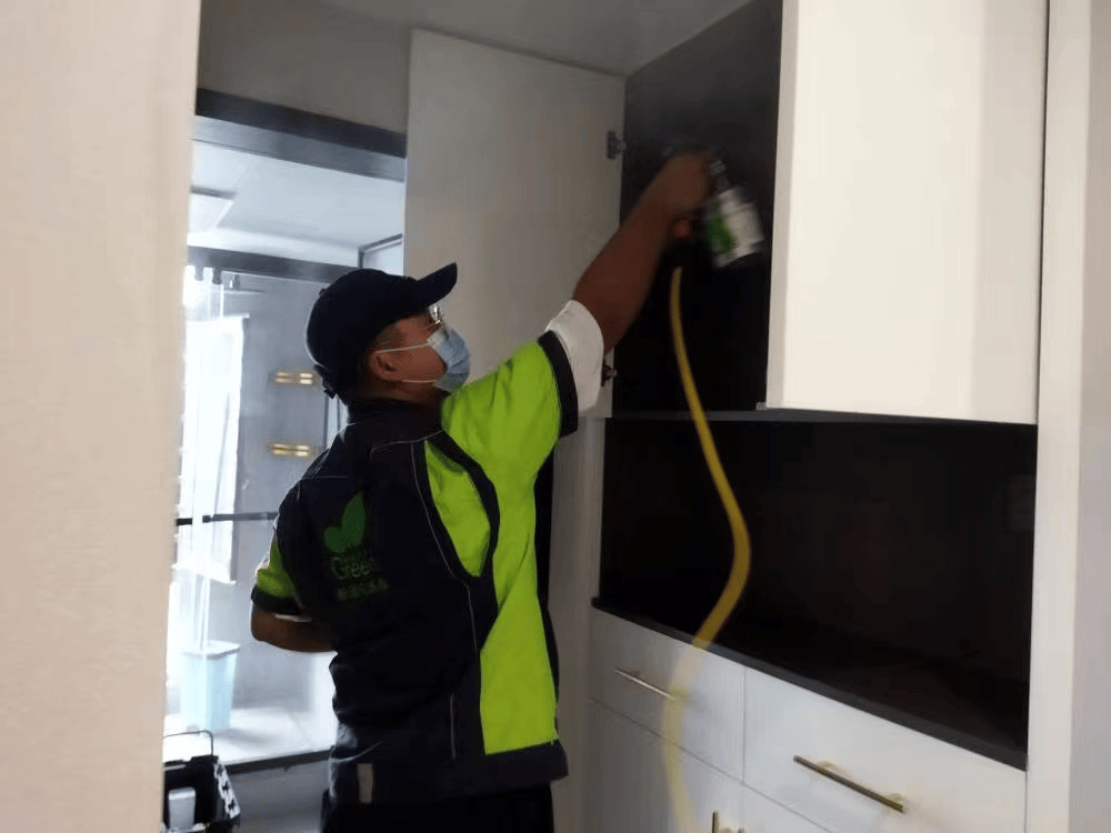 新房门口,施工人员整齐摆放除醛工具和药剂,穿戴好防护装备,准备开启除醛工作。
